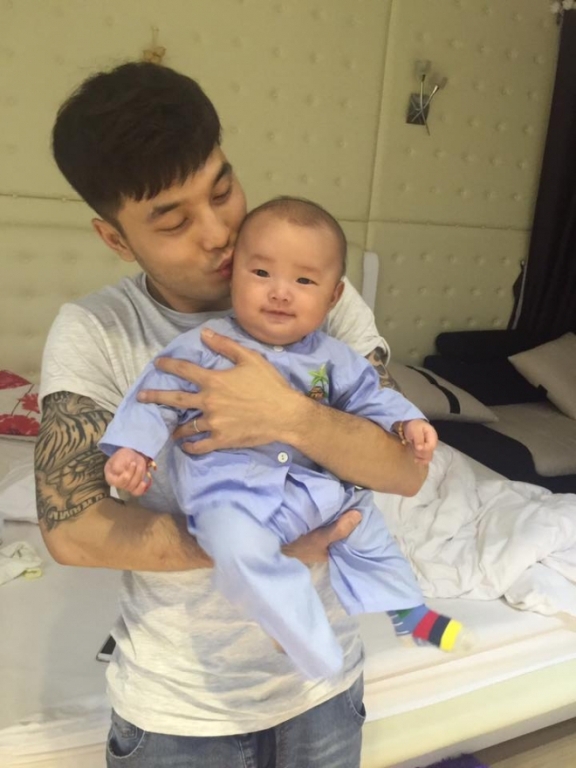 Ưng Ho&agrave;ng Ph&uacute;c v&agrave; những khoảnh khắc &ldquo;chăm con&rdquo; g&acirc;y sốt