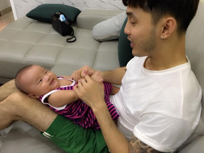 Cu cậu c&oacute; vẻ rất th&iacute;ch th&uacute; khi được người bố bảnh trai của m&igrave;nh chơi c&ugrave;ng.