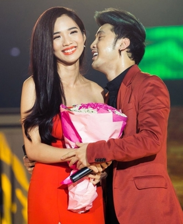 Được biết, hiện tại Ưng Ho&agrave;ng Ph&uacute;c v&agrave; si&ecirc;u mẫu Kim Cương đ&atilde; đăng k&yacute; kết h&ocirc;n v&agrave; sống c&ugrave;ng nhau nhưng do qu&aacute; bận n&ecirc;n sẽ tổ ch&uacute;c đ&aacute;m cưới v&agrave;o năm sau.