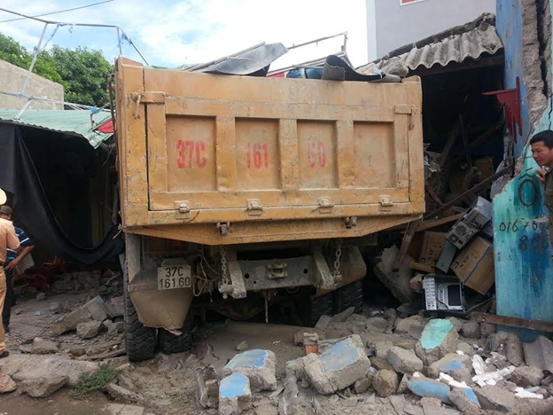 Xe tải đ&acirc;m sập của h&agrave;ng.