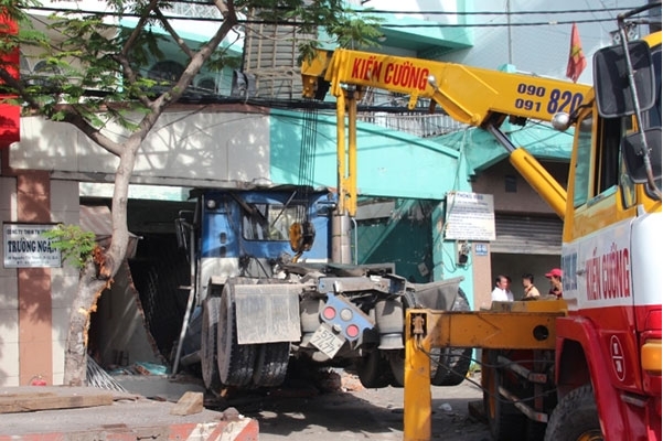 Hiện trường chiếc xe container đ&acirc;m sập bờ tường một c&ocirc;ng ty tr&ecirc;n đường Nguyễn Tất Th&agrave;nh.&nbsp;- Ảnh: Vĩnh Ph&uacute;.