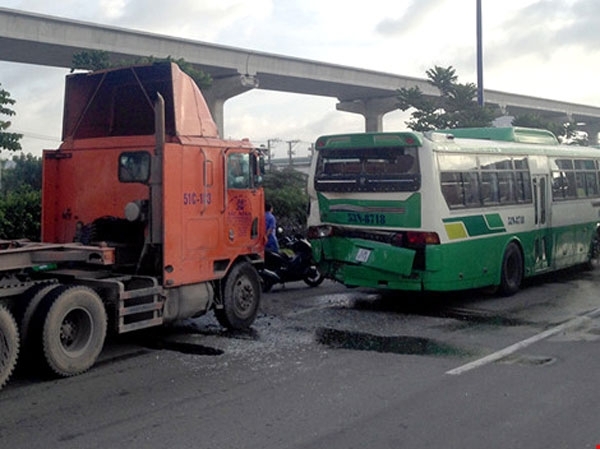 Xe bu&yacute;t bị xe container t&ocirc;ng v&agrave;o đu&ocirc;i khiến h&agrave;ng chục h&agrave;nh kh&aacute;ch hoảng loạn. - Ảnh: Nguyễn T&acirc;n/PLO.