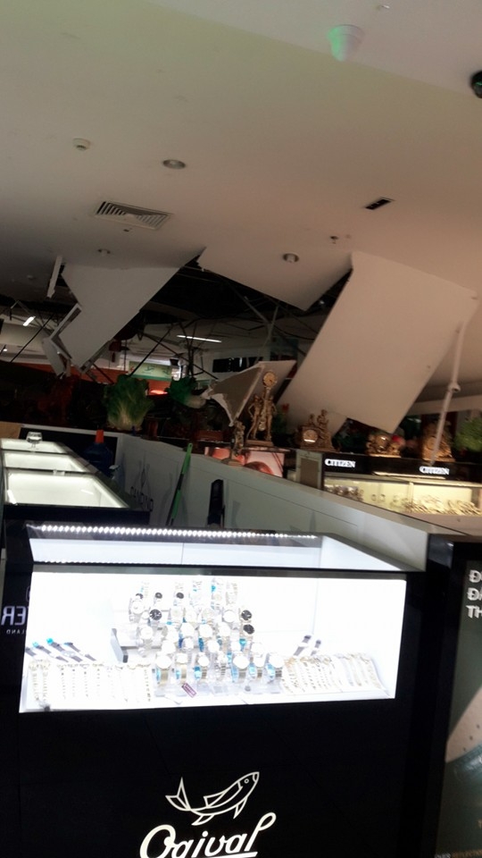 Một mảng lớn trần nh&agrave; bị sập.