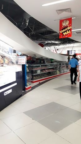 Một mảng lớn trần thạch cao bất ngờ sập xuống.