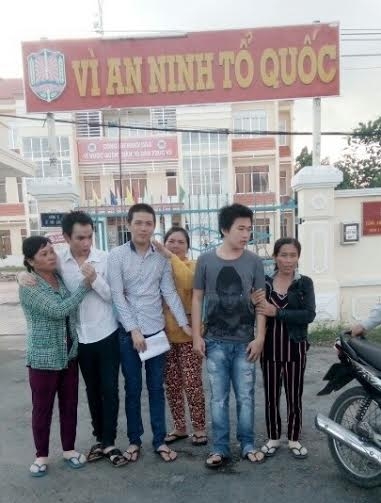 Ba thanh ni&ecirc;n tho&aacute;t tội
