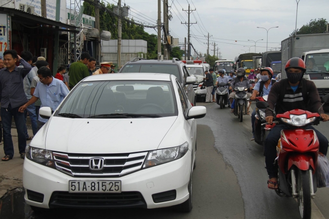 C&aacute;c xe nằm d&agrave;i tr&ecirc;n l&agrave;n đường khiến c&aacute;c phương tiện di chuyển kh&oacute; khăn.