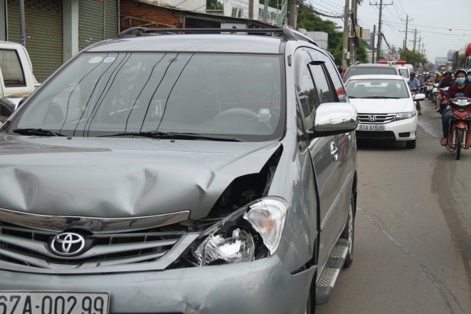 Xe &ocirc; t&ocirc; biến dạng phần đầu sau va chạm.