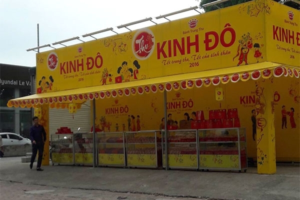 Quầy b&aacute;nh Trung thu năm nay được dựng s&acirc;u trong khu&ocirc;n vi&ecirc;n c&aacute;c t&ograve;a nh&agrave; thay v&igrave; ch&igrave;nh &igrave;nh ra vỉa h&egrave; như mọi năm