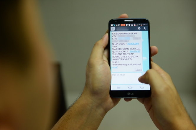 Bọn tội phạm đ&atilde; gửi một tin nhắn th&ocirc;ng b&aacute;o t&agrave;i khoản &ocirc;ng H. nhận được tiền v&agrave; dụ &ocirc;ng v&agrave;o đường link do ch&uacute;ng cung cấp để khai b&aacute;o th&ocirc;ng tin - Ảnh: QUANG ĐỊNH
