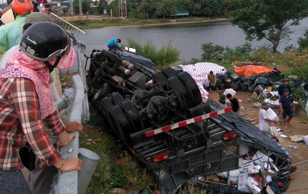 Xe &ocirc;t&ocirc; chở tr&aacute;i c&acirc;y đ&acirc;m g&atilde;y lan can rồi rơi xuống cầu Đ&ocirc;ng H&agrave;. Ảnh: Hưng Thơ.