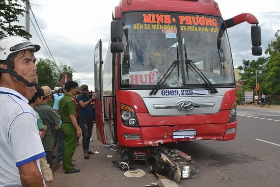 Xe m&aacute;y bị cuốn v&agrave;o gầm đầu xe kh&aacute;ch. Ảnh Xu&acirc;n Thức