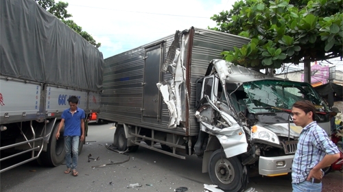 Hai chiếc xe tải &aacute;n ngữ to&agrave;n bộ mặt đường l&agrave;m c&aacute;c phương tiện kh&aacute;c kh&ocirc;ng thể qua được.