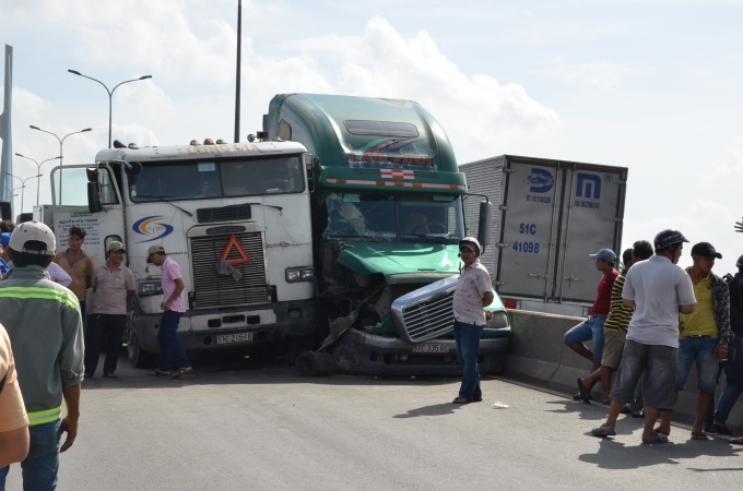 Hai chiếc container d&iacute;nh chặt v&agrave;o nhau.