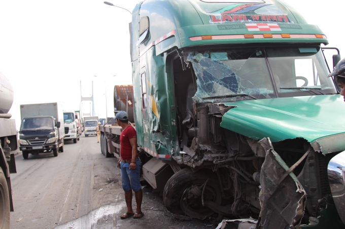 Chiếc container dập n&aacute;t sau c&uacute; va chạm