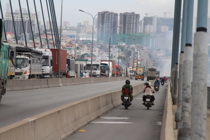 Cầu Ph&uacute; Mỹ hướng đi quận 2 t&ecirc; liệt ho&agrave;n to&agrave;n