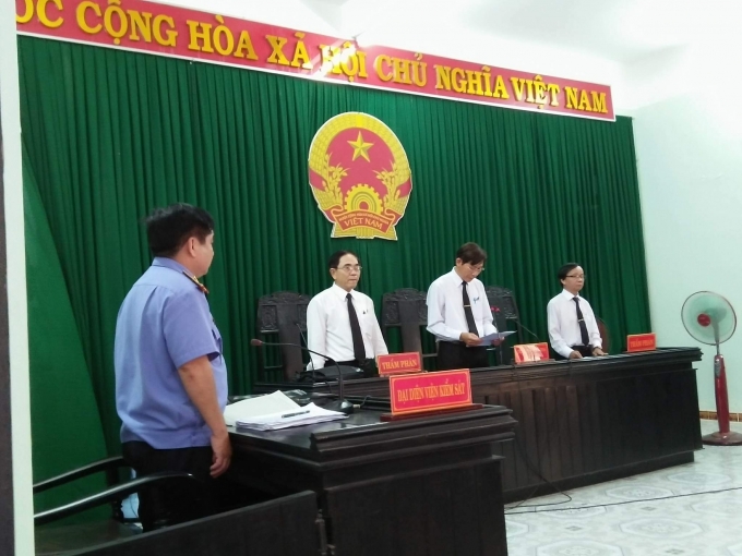 HĐXX TAND tỉnh Thừa Thi&ecirc;n - Huế khẳng định, TAND thị x&atilde; Hương Tr&agrave; đ&atilde; vi phạm tố tụng nghi&ecirc;m trọng khi phạt t&ugrave; &ocirc;ng Quyền về tội Hủy hoại t&agrave;i sản.