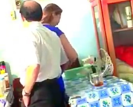 H&igrave;nh cắt từ clip cho thấy &ocirc;ng Tấn &ocirc;m chị tạp vụ.