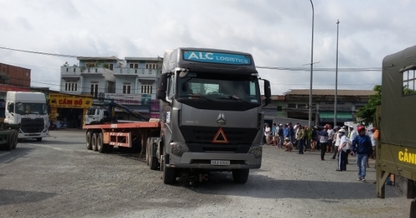 Bình Dương: Cô gái mang thai chết thảm dưới bánh xe container