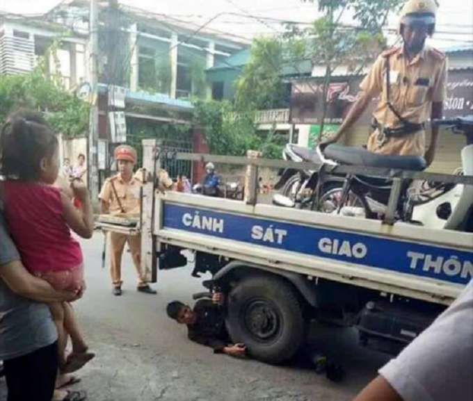 Với h&agrave;nh vi ăn vạ bằng c&aacute;ch &ocirc;m lốp xe chở phương tiện vi phạm của CSGT nam th&agrave;nh ni&ecirc;n bị xử ph&aacute;t hơn 6 triệu đồng.