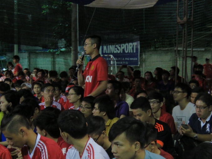 C&aacute;c bạn CĐV MU h&aacute;o hức đưa ra c&aacute;c c&acirc;u hỏi cho kh&aacute;ch mời&nbsp;