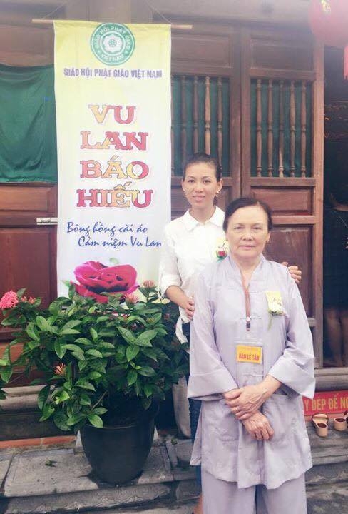 Chị Ho&agrave;i hạnh ph&uacute;c b&ecirc;n mẹ trong Lễ Vu Lan tại Ch&ugrave;a.