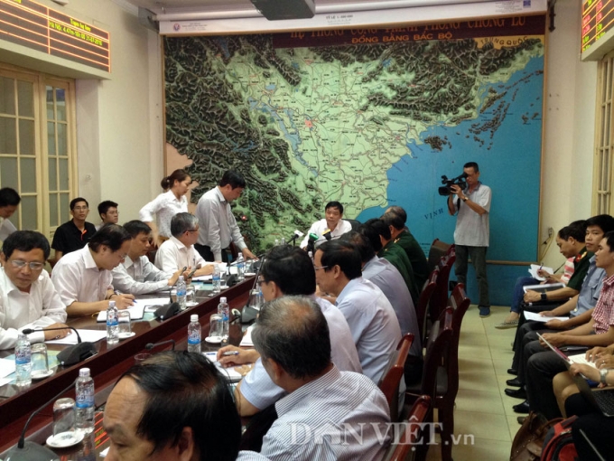 Bộ trưởng Bộ NNPTNT Nguyễn Xu&acirc;n Cường chủ tr&igrave; cuộc họp khẩn ph&ograve;ng chống b&atilde;o số 3.