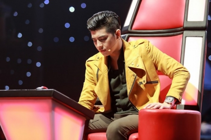 Nam ca sĩ điển trai tr&ecirc;n ghế n&oacute;ng The Voice Kid c&ugrave;ng &aacute;o cổ vest m&agrave;u v&agrave;ng kết hợp c&ugrave;ng &aacute;o sơ mi v&agrave; quần &acirc;u tối m&agrave;u. Noo c&ograve;n mang th&ecirc;m phụ kiện đồng hồ, khoe vẻ l&atilde;ng tử.