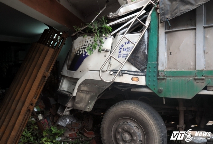 Xe tải lao thẳng v&agrave;o tiệm tạp h&oacute;a
