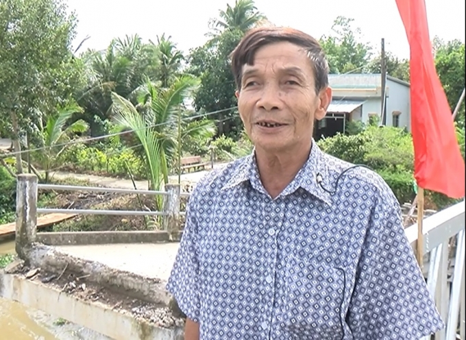 &Ocirc;ng Đỗ Nhật Hồng thay mặt b&agrave; con nh&acirc;n d&acirc;n trong x&atilde; chia sẻ niềm vui khi được đi tr&ecirc;n c&acirc;y cầu mới.