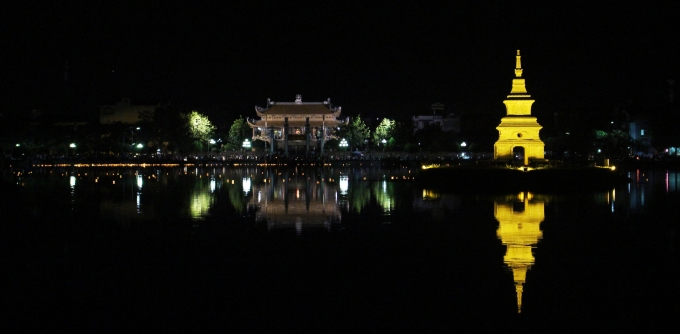 Khung cảnh hữu t&igrave;nh trong&nbsp;đ&ecirc;m Vu Lan.