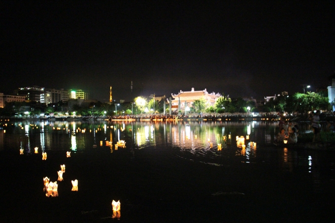 Hồ Ch&ugrave;a Bầu lung linh sắc hoa&nbsp;đăng.