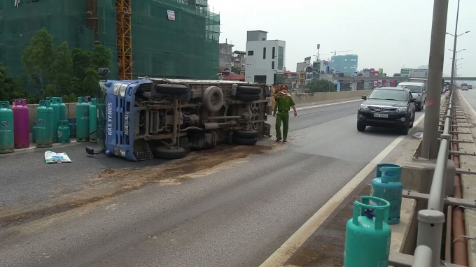 Xe tải BKS 29C - 605.16 bị lật nghi&ecirc;ng tr&ecirc;n đường v&agrave;nh đai 3. Ảnh: Huy Trung