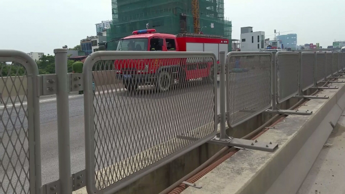 Đề ph&ograve;ng nguy cơ ch&aacute;y nổ, c&aacute;c lực lượng chức năng cũng đ&atilde; điều xe chữa ch&aacute;y đến hiện trường. Ảnh: Huy Trung