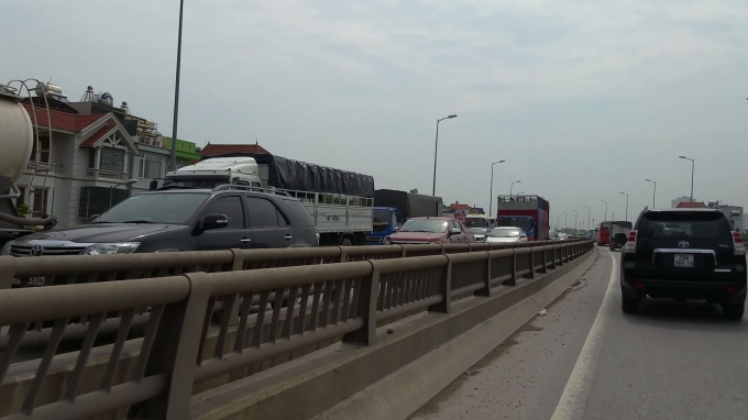 D&ograve;ng xe &ugrave;n tắc k&eacute;o d&agrave;i hơn 5km. Ảnh: Huy Trung