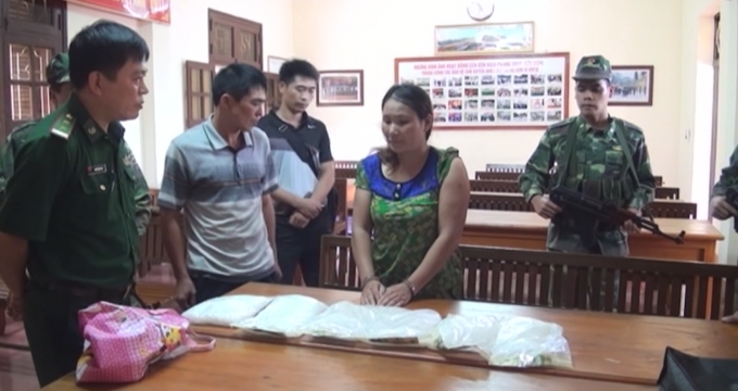 Đối tượng B&iacute;ch c&ugrave;ng tang vật tại cơ quan chức năng.