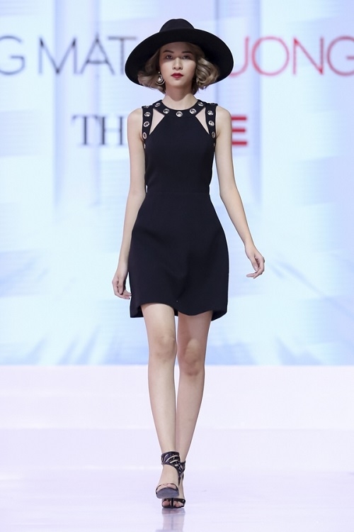 Ph&iacute; Phương Anh tr&igrave;nh diễn catwalk trong&nbsp;tập 2 The Face. C&ocirc; được huấn luyện vi&ecirc;n Hồ Ngọc H&agrave; chỉ bảo tận t&igrave;nh từng bước đi v&agrave; tiếp thu rất nhanh.