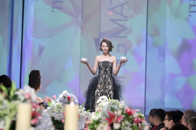 Ph&iacute; Phương Anh tr&igrave;nh diễn catwalk tr&ecirc;n b&agrave;n tiệc (phần thi thứ 2 trong tập 5).