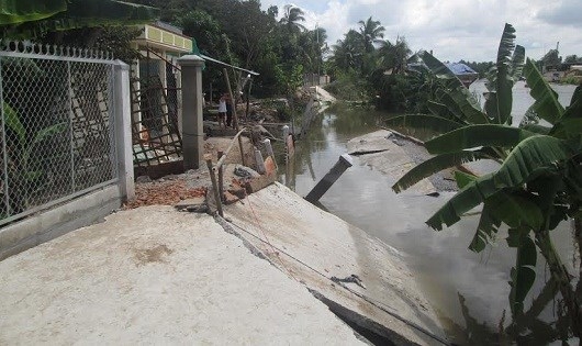 Đoạn đường d&agrave;i 100 m&eacute;t sạt lở nghi&ecirc;m trọng gần 20 m&eacute;t tại x&atilde; T&acirc;n Ph&uacute; Thạnh &ndash; huyện Ch&acirc;u Th&agrave;nh &ndash; tỉnh Hậu Giang.