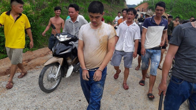 Một trong hai cẩu tặc bị người d&acirc;n v&agrave; cơ quan chức năng bắt giữ khi đang lẩn trốn trong rừng.