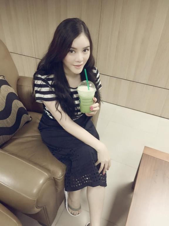 Ngỡ ng&agrave;ng với vẻ đẹp giản dị, gần gũi của L&yacute; Nh&atilde; Kỳ ngo&agrave;i đời thường