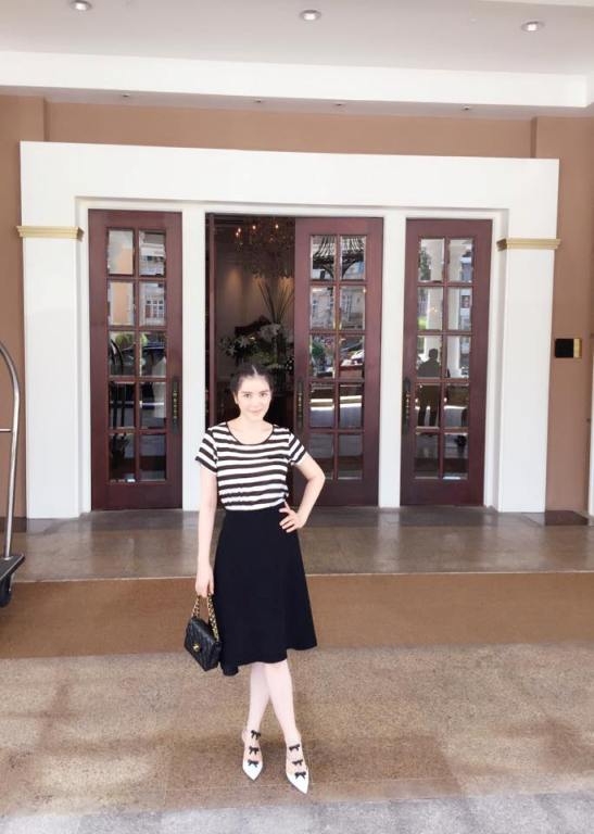 C&ocirc; lu&ocirc;n ưu ti&ecirc;n những bộ trang phục nhẹ nh&agrave;ng v&agrave; &iacute;t họa tiết.