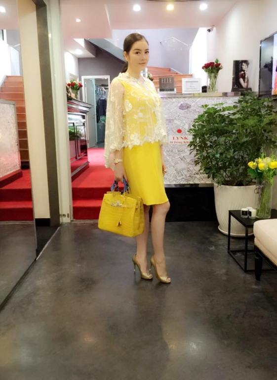 Ngỡ ng&agrave;ng với vẻ đẹp giản dị, gần gũi của L&yacute; Nh&atilde; Kỳ ngo&agrave;i đời thường