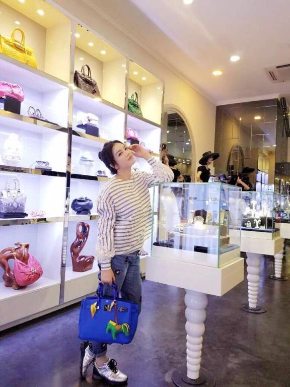 Ngỡ ng&agrave;ng với vẻ đẹp giản dị, gần gũi của L&yacute; Nh&atilde; Kỳ ngo&agrave;i đời thường