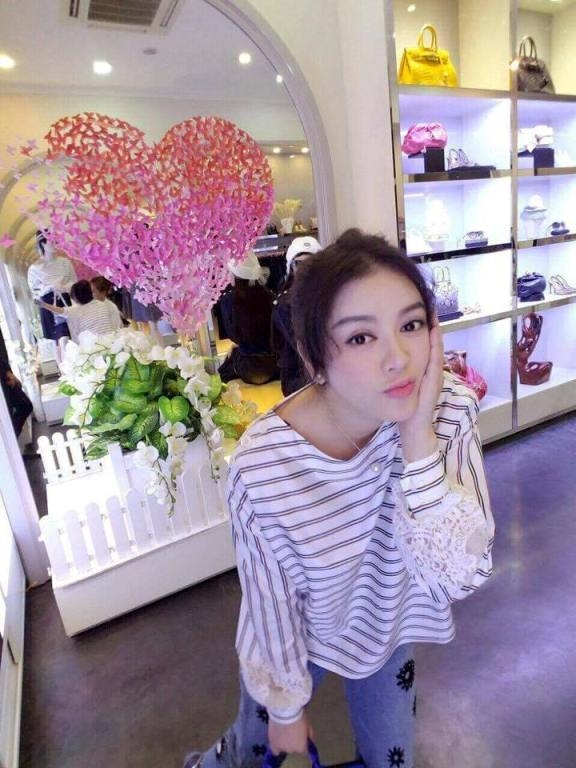 Mặc d&ugrave; đ&atilde; ngo&agrave;i 30 tuổi, nhưng tr&ocirc;ng c&ocirc; vẫn trẻ trung v&agrave; xinh đẹp.