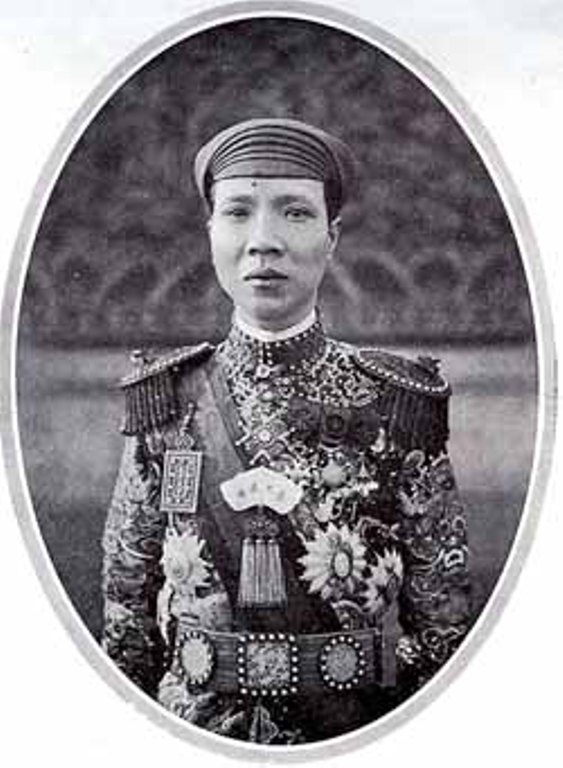 Vua Khải Định rất th&iacute;ch trau chuốt chuyện ăn mặc, trang điểm.