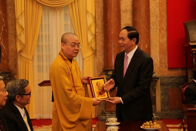 Chủ tịch nước Trần Đại Quang tặng qu&agrave; lưu niệm tới c&aacute;c chức sắc t&ocirc;n gi&aacute;o.