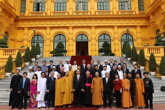 Ph&aacute;i đo&agrave;n &nbsp;29 chức sắc, chức viện đại diện cho 17 tổ chức t&ocirc;n gi&aacute;o Việt Nam chụp ảnh lưu niệm c&ugrave;ng Chủ tịch nước Trần Đại Quang.
