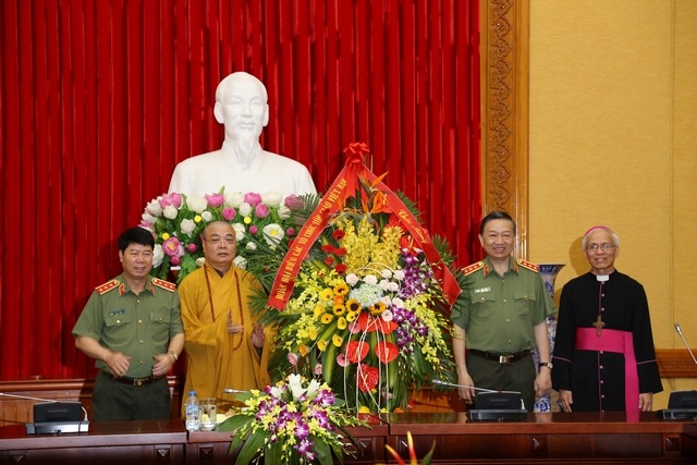 Đại diện c&aacute;c chức sắc t&ocirc;n gi&aacute;o tặng hoa ch&uacute;c mừng Bộ trưởng Bộ C&ocirc;ng an.