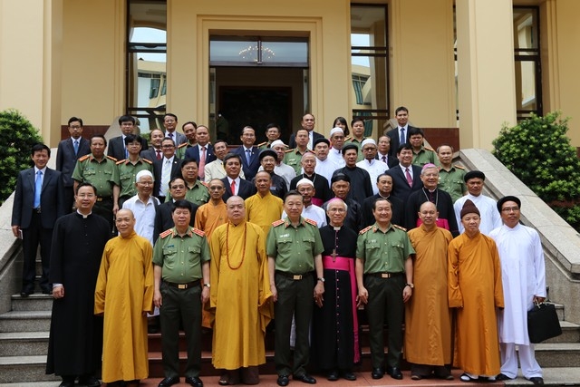 Ph&aacute;i đo&agrave;n 29 chức sắc, chức viện đại diện cho 17 tổ chức t&ocirc;n gi&aacute;o Việt Nam chụp ảnh lưu niệm c&ugrave;ng Thượng tượng T&ocirc; L&acirc;m - Bộ trưởng Bộ C&ocirc;ng An