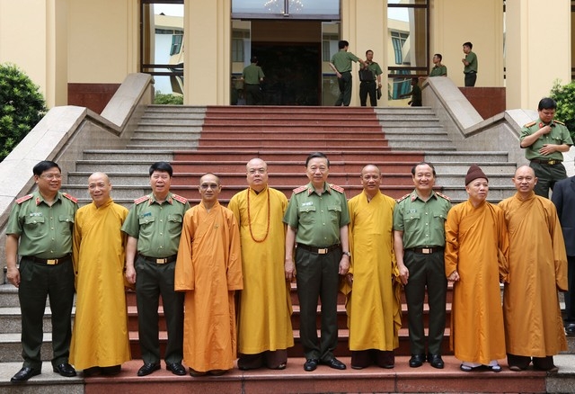 Chủ tịch nước Trần Đại Quang đ&oacute;n tiếp c&aacute;c chức sắc t&ocirc;n gi&aacute;o